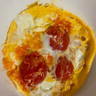 電子レンジで作れるトマトチーズ入り卵